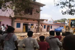 बहराइच: कब्जेदारों के विरुद्ध रेलवे का चला बुलडोजर, तोड़े गए अवैध निर्माण