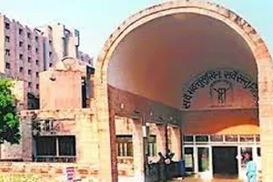 लखनऊ: एसजीपीजीआई में तेज बुखार से तड़पता रहा बच्चा, इलाज के लिए नर्स लगाती रही गुहार…लेकिन नहीं सुने डॉक्टर