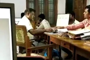 बहराइच: एपीओ का ऑफिस में रिश्वत लेते वीडियो इंटरनेट पर हुआ वायरल, बीडीओ ने मांगा स्पष्टीकरण