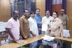 अयोध्या: रैपिड सर्वे के नाम पर हो रहा फर्जीवाड़ा, सपा ने आरोप लगाकर सौंपा ज्ञापन