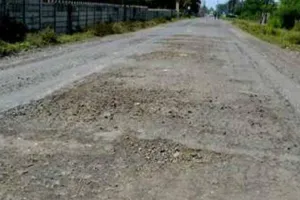 अयोध्या: राम वन गमन मार्ग का हिस्सा है ये जर्जर सड़क, स्कूली बच्चों व राहगीरों को करना पड़ता है दुश्वारियों का सामना