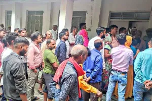 अयोध्या: सड़क चौड़ीकरण से प्रभावित लोगों ने डीएम से की  फरियाद, सौंपा ज्ञापन