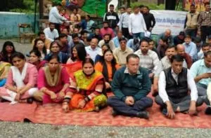 नैनीताल: 20 सूत्रीय मांगों को लेकर राज्य आंदोलनकारियों का प्रदर्शन जारी