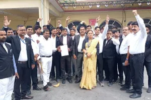 मुरादाबाद : अधिवक्ताओं ने की एडवोकेट प्रोटेक्शन एक्ट लागू करने की मांग, डीएम कार्यालय पर किया प्रदर्शन