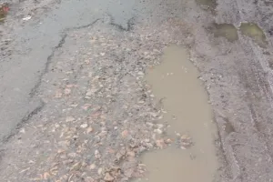 अयोध्या: जर्जर सड़क से गुजरते हैं 50 हजार लोग, दुर्घटनाओं से होते हैं चोटिल