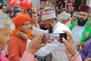 हरदोई: महावीर झण्डा मेले में दिखाई दी असली हिन्दुस्तान की तस्वीर, मुसलमानो ने श्रद्धालुओं पर बरसाए फूल