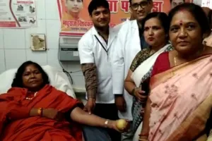 पीएम नरेंद्र मोदी के जन्मदिन पर साध्वी निरंजन ज्योति ने किया रक्तदान