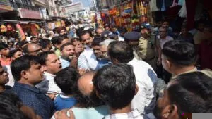 हल्द्वानी: अतिक्रमण कर रहे फड़-ठेले को हटाने में नगर-निगम व व्यापारियों में नोंकझोंक