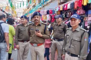 हल्द्वानी: डीआईजी ने लिया बाजार का जायजा, कर्मियों को दिए उपहार