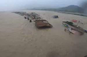 रामनगर: बाढ़ से उफनाई कोसी, गर्जिया मंदिर की दुकानें जलमग्न