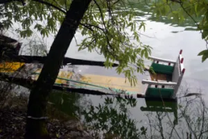 नैनीताल: सरोवर नगरी का जलस्तर बढ़ने से पानी में डूबीं नावें