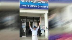 हरिद्वार: पूर्व सीएम हरीश रावत का थाने में योग करते हुए धरना प्रदर्शन जारी