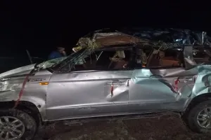 संभल: डिवाइडर से टकराकर पलटी कार, भाई, बहन और मां की मौत