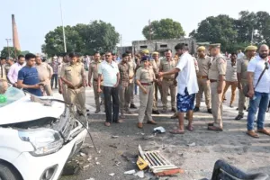 औरैया: तेज रफ्तार कार आगे जा रही पार्सल की गाड़ी से टकराई, दंपती समेत तीन की मौत