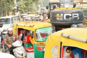 बरेली: शहर में चरमराई ट्रैफिक व्यवस्था, कई जगह जाम में फंसे राहगीर