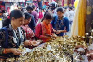 हल्द्वानी: बर्तन बाजार में उमड़ी भीड़, दुकानदारों की चांदी