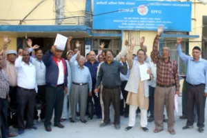 हल्द्वानी: ईपीएफओ दफ्तर के बाहर पेंशनर्स का हल्लाबोल