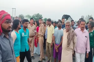 हादसा: सड़क हादसे में व्यापारी की मौत, शिक्षिका पत्नी व कार सवार दंपति समेत चार घायल