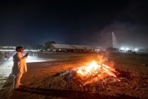 अखिलेश यादव ने लिखा भावुक ट्वीट, सुबह-सुबह पहुंचे अंतिम संस्कार वाली जगह