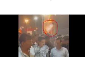 गुजरात में नवरात्रि उत्सव के दौरान केजरीवाल पर फेंकी बोतल, देखें वीडियो