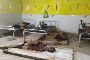 जिला अस्पताल के असहाय वार्ड में हैं तो नाक पर रूमाल रखिए…