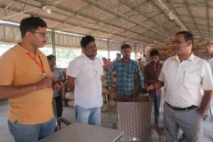 शाहजहांपुर: धान खरीद सेंटरों पर कम नहीं हो रहीं अव्यवस्थाएं, डीएम खफा