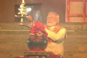 अयोध्या: सरयू घाट पर प्रधानमंत्री मोदी ने की आरती, अयाेध्यावासियों को किया संबोधित