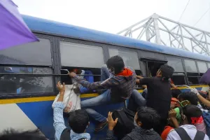 गाजियाबाद: त्यौहार पर घर जाने को उमड़ी भीड़, बस-ट्रेन फुल, सड़कें जाम