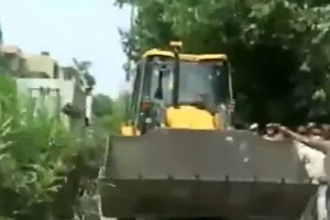 आगरा में प्रशासन की बड़ी कार्रवाई, वकीलों के चैंबर पर चला बुलडोजर