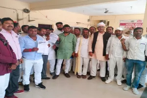 बांदा: प्रधानों ने बुलंद कीं ग्राम पंचायत की समस्याएं, डीएम को सौंपा ज्ञापन