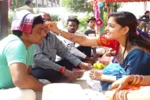 Bhaidooj: शुभ मुहूर्त में बहनों ने लगाया भाईयों को तिलक, जेल के कैदियों ने भी मनाया भाईदूज