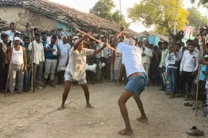 बुंदेलखंडी दीवारी नृत्य: जमकर चटकीं लाठियां, बाजीगरों ने दिखाए करतब