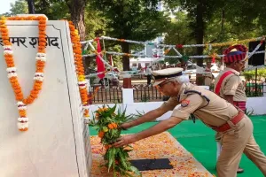 बांदा: वीरगति प्राप्त करने वाले पुलिसकर्मियों को डीआईजी ने दी श्रद्धांजलि