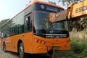 Kanpur E Bus Accident: ई-बस ने स्कूटी सवार को रौंदा, हुई मौत, पथराव कर तोड़े शीशे