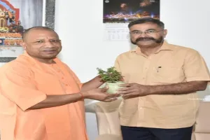 लखनऊ: एडीजी ने सीएम योगी से मिलकर दी दीपावली की शुभकामनाएं