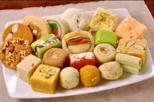 Festive Season: मिलावटी चीजें खाने से हो सकती है कई खतरनाक बीमारी, ऐसे करें पहचान