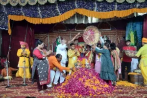 बरेली: बाबा वनखंडी नाथ मंदिर में खेली गई बृज की लट्ठमार होली, कैबिनेट मंत्री रेखा आर्या रहीं मौजूद