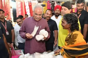 बाजार में पहुंचे सीएम भूपेश बघेल, खरीदे मिट्टी के दीये और पटाखे