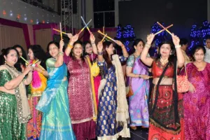 बरेली: IMA में दिवाली पर डांडिया नाइट ने बांधा समां, पारंपरिक परिधान में पहुंचे लोग