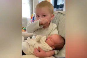 गोद में अपने छोटे भाई को देखकर रोने लगा बच्चा, इमोशनल कर देगा ये वीडियो