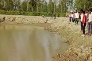 बरेली: बेहिसाब खोदाई कर गहरे गड्ढों को दे दिया अमृत सरोवर का नाम, जानें पूरा मामला