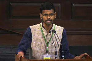 बरेली: संसद भवन में भाषण देने वाले स्वयंसेवकों को दी बधाई