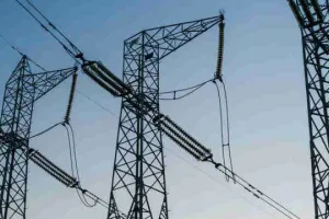 बरेली: हाई वोल्टेज आने से घरों के उपकरण फुंके, बल्ब, पानी की मोटर और टीवी हुए खराब