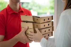 खुद ही खा गया डिलीवरी ब्वॉय सारा खाना, बोला- माफ कीजिए आप कंपनी में शिकायत कर सकते हैं…