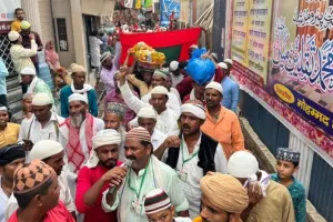 बरेली: दरगाह शराफत मियां पर कई इलाकों से पहुंचे चादरों के जुलूस, जायरीन के लिए 24 घंटे रहेगा लंगर