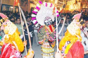 मथुरा: नगर भ्रमण को निकली मां काली के रौद्र रूप की झांकी, आकर्षण का रही केंद्र