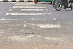 बरेली: सड़कों से मिटी जेब्रा क्रॉसिंग, हादसों की ओर बढ़ रहे कदम