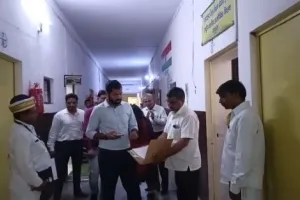 मथुरा: CDO के निरीक्षण में दो कर्मचारी मिले अनुपस्थित, कारण बताओ नोटिस जारी