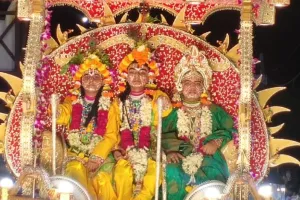 मथुरा: हर जुबां पर एक ही नाम, अयोध्या आये प्रभु श्रीराम, लोगों ने की पुष्पवर्षा