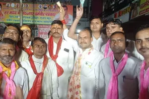 मथुरा: पुष्प वर्षा कर महर्षि सविता ऋषि की शोभायात्रा का किया स्वागत